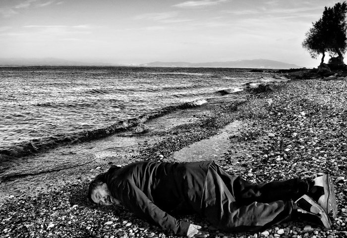 Η αμφιλεγόμενη φωτογραφία του με τον ίδιο ως μικρό Αϊλάν σε παραλία της Λέσβου