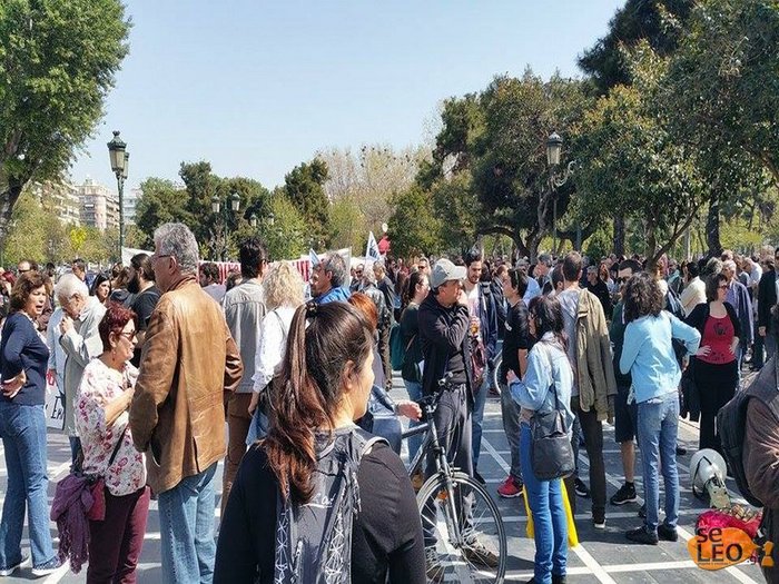 Στη Θεσσαλονίκη πρόσφυγες πήγαν στη συγκέντρωση για το ασφαλιστικό - εικόνα 2