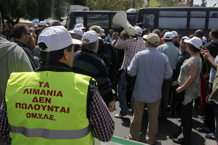 Δακρυγόνα κατά λιμενεργατών που διαδηλώνουν για την πώληση του ΟΛΠ - εικόνα 3