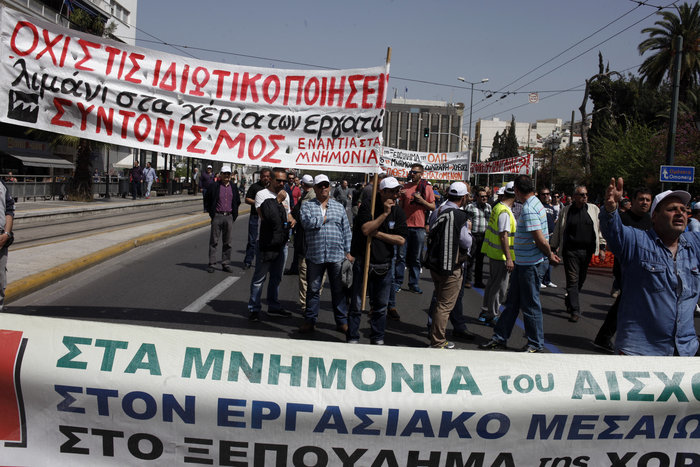 Δακρυγόνα κατά λιμενεργατών που διαδηλώνουν για την πώληση του ΟΛΠ - εικόνα 4