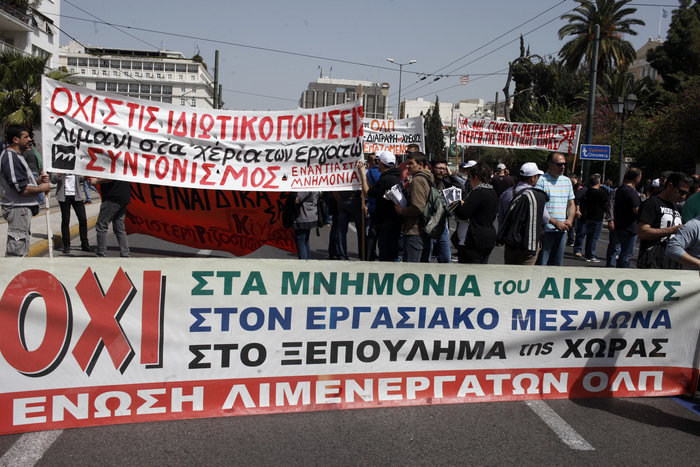 Δακρυγόνα κατά λιμενεργατών που διαδηλώνουν για την πώληση του ΟΛΠ