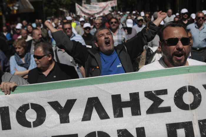 Δακρυγόνα κατά λιμενεργατών που διαδηλώνουν για την πώληση του ΟΛΠ - εικόνα 6