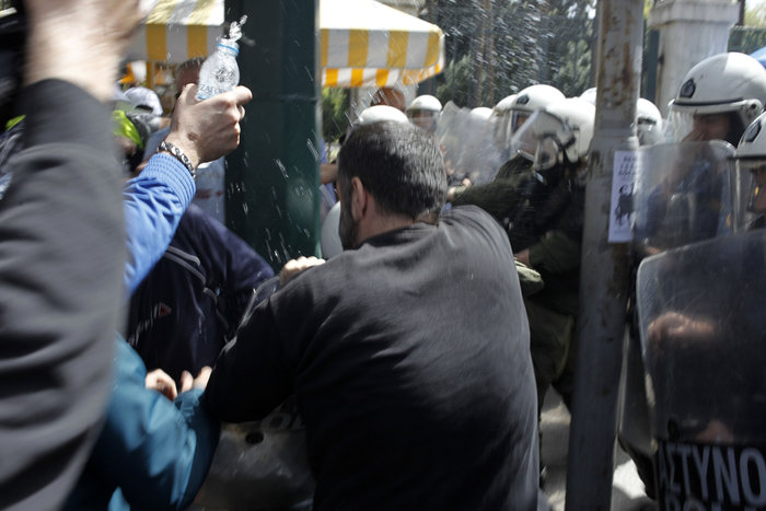 Δακρυγόνα κατά λιμενεργατών που διαδηλώνουν για την πώληση του ΟΛΠ - εικόνα 8
