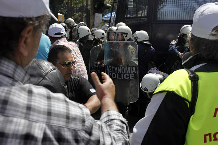 Δακρυγόνα κατά λιμενεργατών που διαδηλώνουν για την πώληση του ΟΛΠ - εικόνα 9