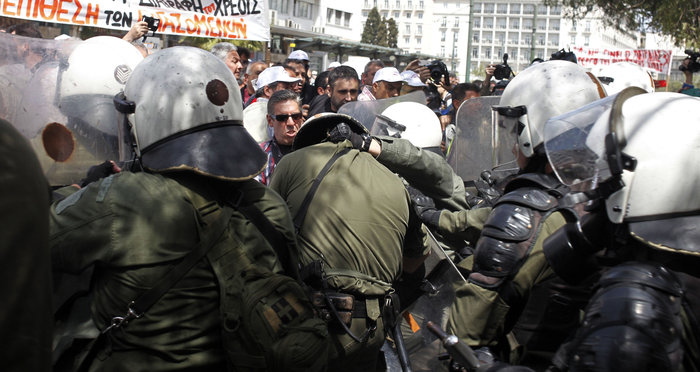 Δακρυγόνα κατά λιμενεργατών που διαδηλώνουν για την πώληση του ΟΛΠ - εικόνα 10