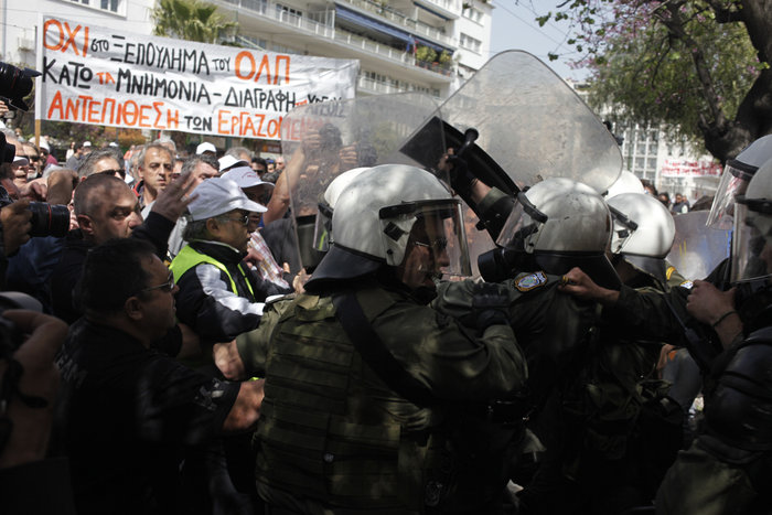 Δακρυγόνα κατά λιμενεργατών που διαδηλώνουν για την πώληση του ΟΛΠ - εικόνα 11