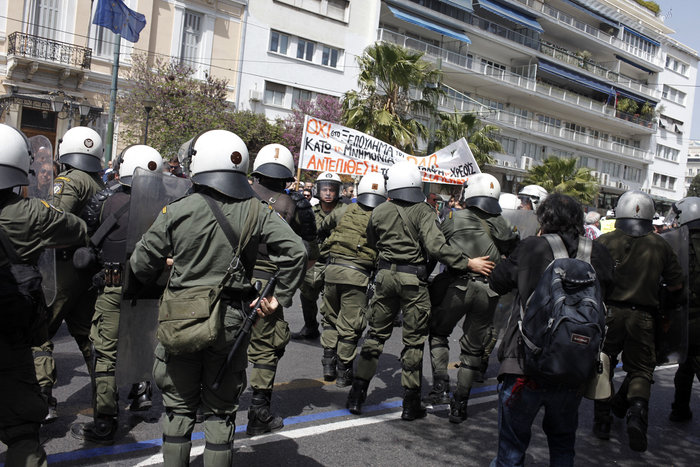 Δακρυγόνα κατά λιμενεργατών που διαδηλώνουν για την πώληση του ΟΛΠ - εικόνα 13