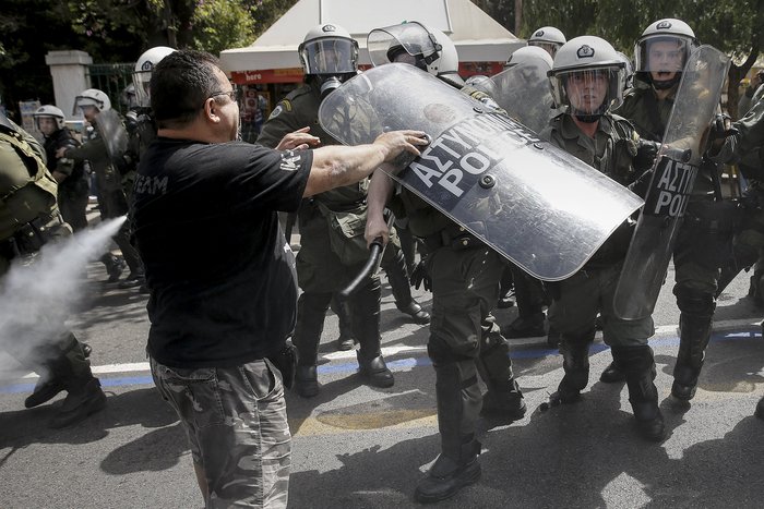 Δακρυγόνα κατά λιμενεργατών που διαδηλώνουν για την πώληση του ΟΛΠ - εικόνα 12
