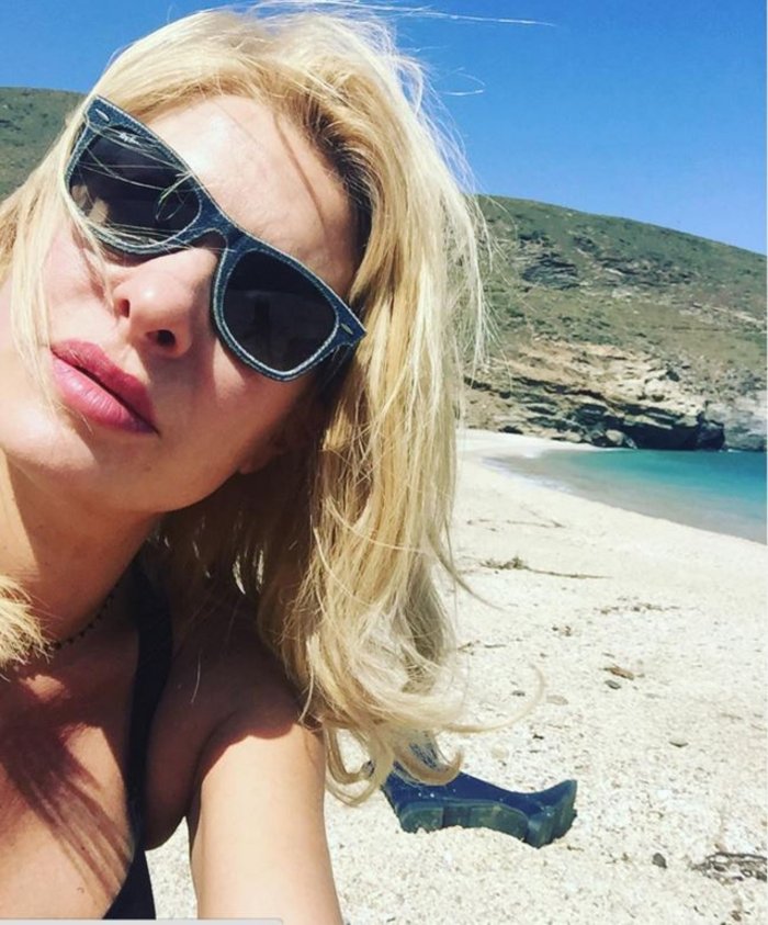 Αρχίσαμε! Η πρώτη selfie της Μενεγάκη από την Άνδρο
