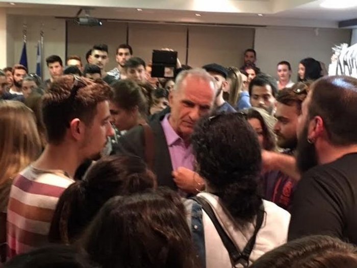 Φοιτητές πολιόρκησαν στο Αγρίνιο την υφυπουργό Εργασίας Ρ. Αντωνοπούλου