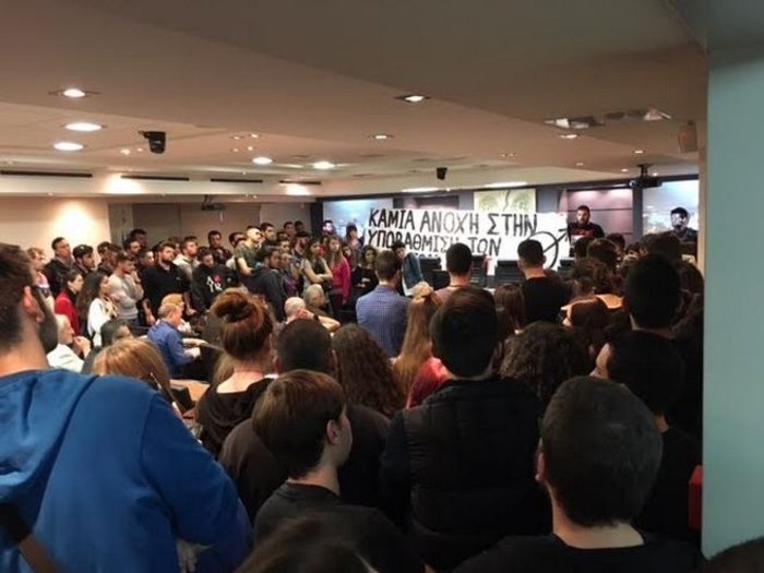 Φοιτητές πολιόρκησαν στο Αγρίνιο την υφυπουργό Εργασίας Ρ. Αντωνοπούλου - εικόνα 2