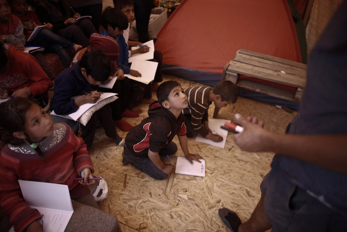 Idomeni cultural center:Αυτοσχέδιο σχολείο για προσφυγόπουλα στην Ειδομένη - εικόνα 5