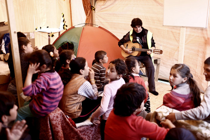 Idomeni cultural center:Αυτοσχέδιο σχολείο για προσφυγόπουλα στην Ειδομένη - εικόνα 7