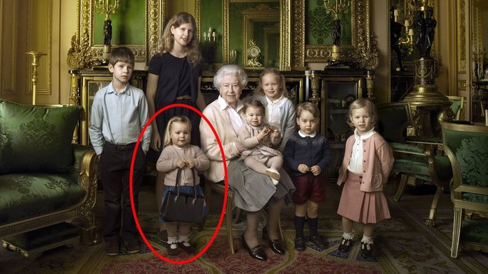 Ποιο είναι το κοριτσάκι που επισκίασε τον Τζορτζ στην οικογενειακή φωτο;