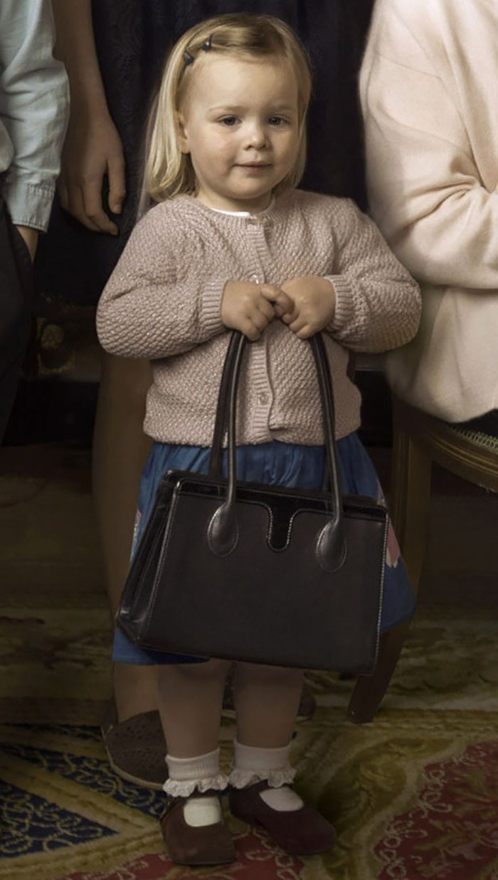 Ποιο είναι το κοριτσάκι που επισκίασε τον Τζορτζ στην οικογενειακή φωτο; - εικόνα 2