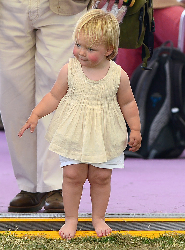 Ποιο είναι το κοριτσάκι που επισκίασε τον Τζορτζ στην οικογενειακή φωτο; - εικόνα 10