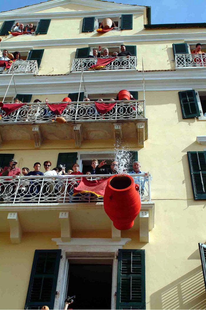 Πασχαλινά έθιμα: Από το κάψιμο του Ιούδα ως το σπάσιμο των «Μπότηδων»