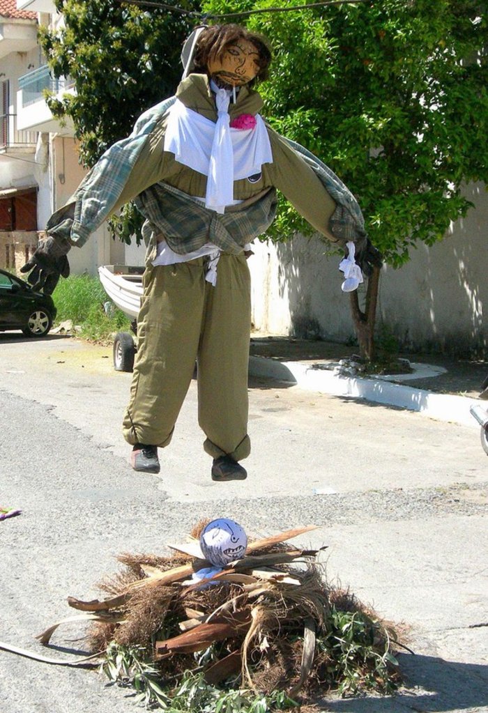 Πασχαλινά έθιμα: Από το κάψιμο του Ιούδα ως το σπάσιμο των «Μπότηδων» - εικόνα 4
