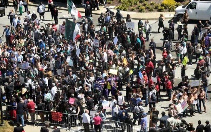 Νέα επεισόδια και συλλήψεις σε διαδήλωση κατά του Τραμπ στο Σαν Φρανσίσκο - εικόνα 2