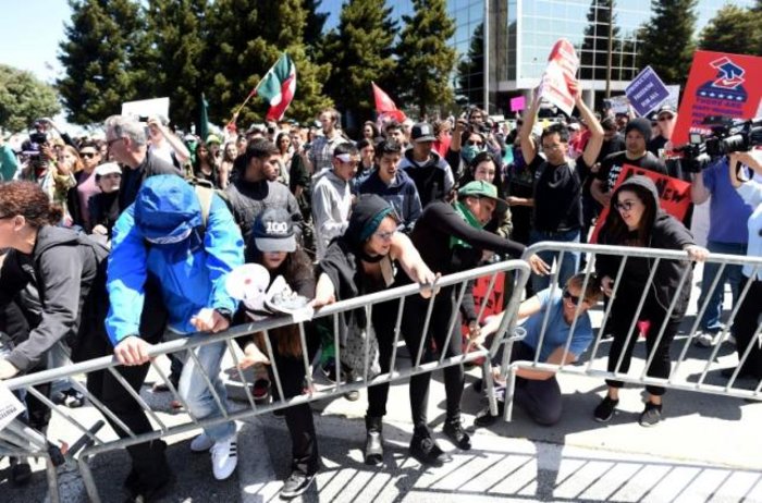 Νέα επεισόδια και συλλήψεις σε διαδήλωση κατά του Τραμπ στο Σαν Φρανσίσκο - εικόνα 3