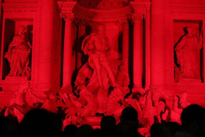 Η Φοντάνα ντι Τρέβι «βάφτηκε» κόκκινη από το αίμα προσφύγων και Χριστιανών - εικόνα 4