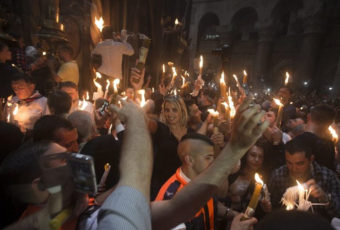 Καρέ - καρέ η τελετή αφής του Αγίου Φωτός στα Ιεροσόλυμα - εικόνα 3