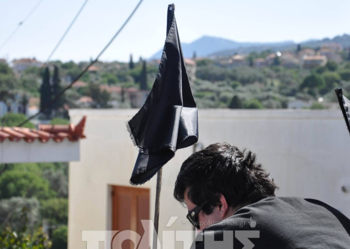 Μαύρες σημαίες στη Χίο για τη ματαίωση του ρουκετοπόλεμου - εικόνα 2