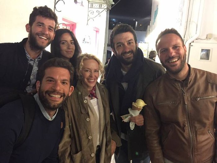 Κι όμως η Kylie Minogue έκανε Πάσχα στη Σίφνο - Δείτε τη στα σοκάκια