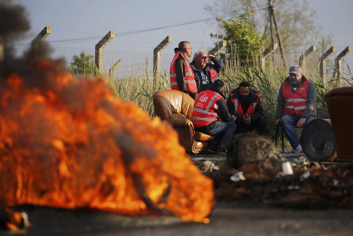 Συγκρούσεις αστυνομίας διαδηλωτών μπροστά στα διυλιστήρια - εικόνα 3