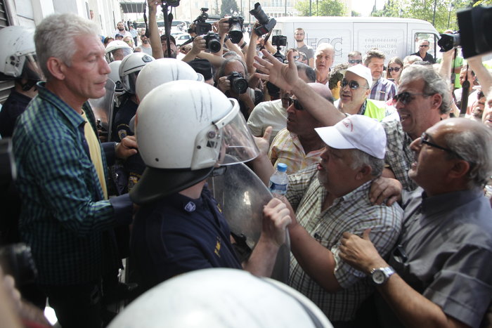 Ενταση στην πορεία των λιμενεργατών στο Σύνταγμα