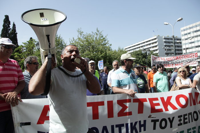 Ενταση στην πορεία των λιμενεργατών στο Σύνταγμα - εικόνα 2
