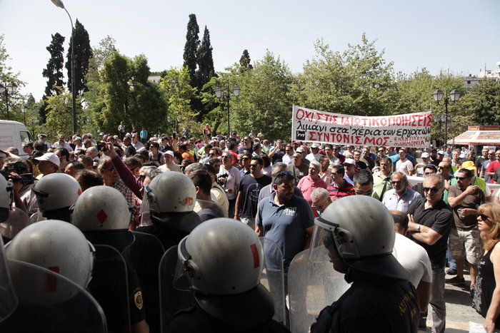 Ενταση στην πορεία των λιμενεργατών στο Σύνταγμα - εικόνα 4
