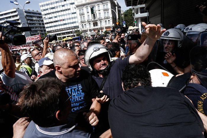 Ενταση στην πορεία των λιμενεργατών στο Σύνταγμα - εικόνα 6