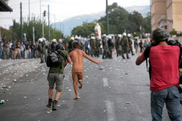 Για όσους διαθέτουν καλή μνήμη, μια αντίστοιχη κίνηση είχε κάνει και ένας έλληνας διαδηλωτής πριν από περίπου 4 χρόνια