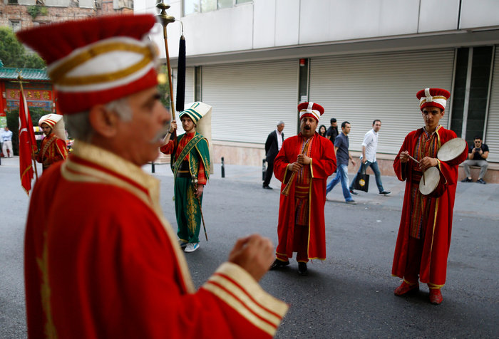 Τουρκία: Διαδήλωση με οθωμανικές στολές έξω από το γερμανικό προξενείο - εικόνα 2