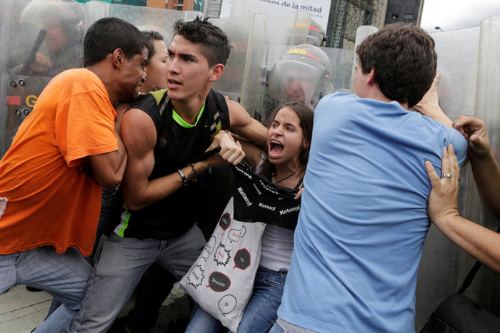 Δακρυγόνα σε διαδήλωση κατά του Μαδούρο στη Βενεζουέλα - εικόνα 3