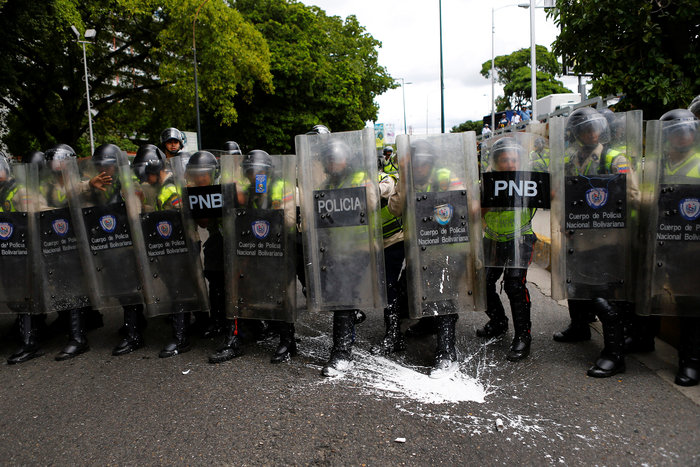 Δακρυγόνα σε διαδήλωση κατά του Μαδούρο στη Βενεζουέλα - εικόνα 5