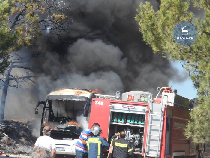 Φωτιά σε λεωφορείο γεμάτο τουρίστες στην Ρόδο