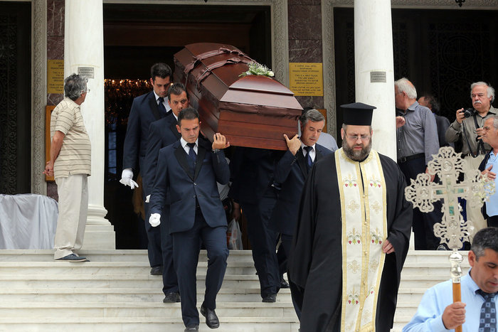 Κηδεύτηκε ο Μαυρίκος, ξέσπασε η μητέρα του - εικόνα 3