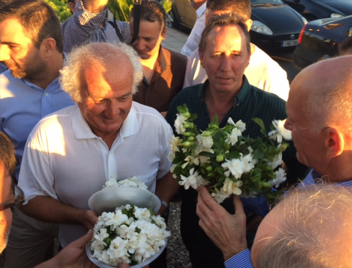 Ποιον πολιτικό αρχηγό υποδέχθηκαν με γαρδένιες & γαρύφαλλα στο Αγρίνιο