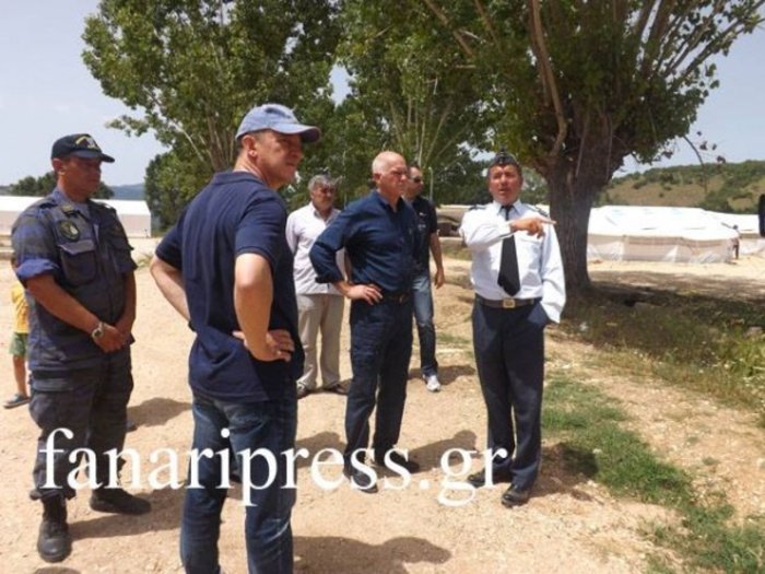 Με παντελόνι εκστρατείας ο Παπανδρέου σε hotspot