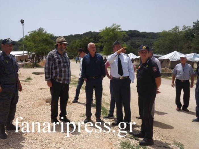 Με παντελόνι εκστρατείας ο Παπανδρέου σε hotspot - εικόνα 2