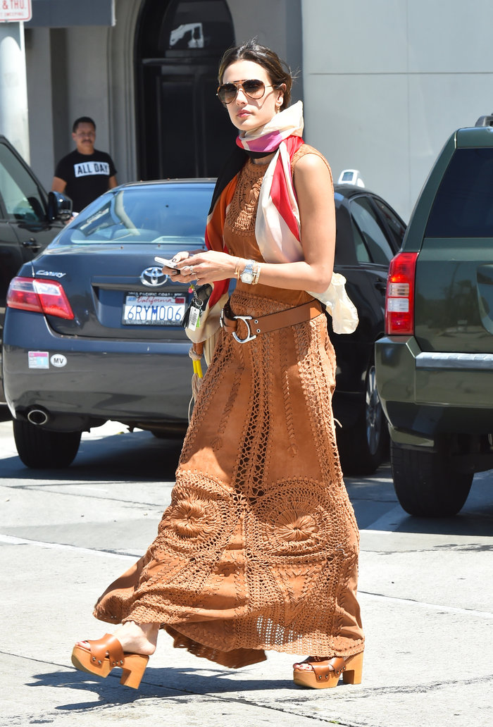 Η Αλεσάντρα Αμπρόζιο με το πιο όμορφο boho chic φόρεμα του καλοκαιριού - εικόνα 8