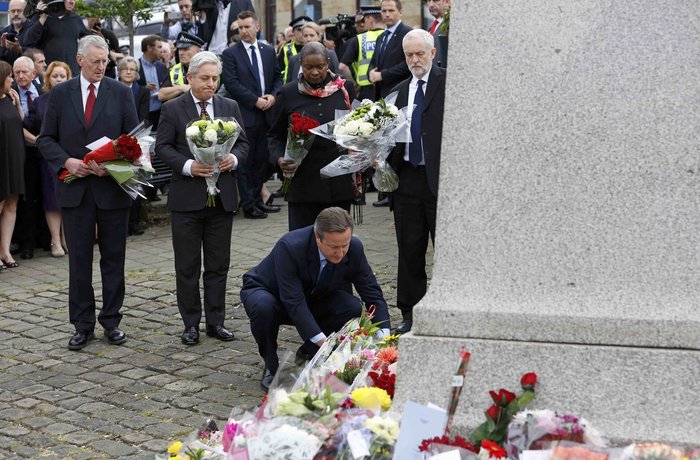 Κάμερον και Κόρμπιν μαζί στον τόπο της δολοφονίας της Τζο Κοξ