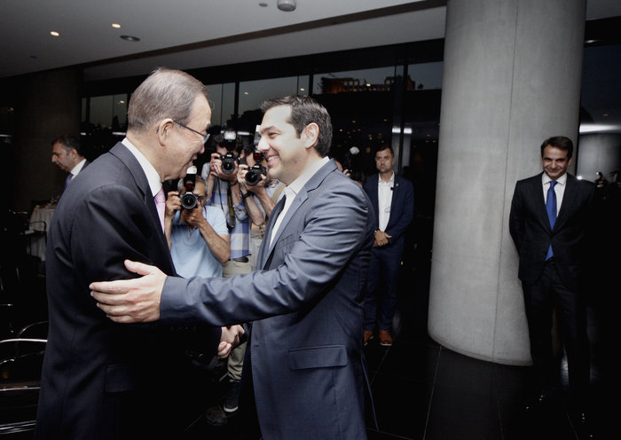 Τα ζεύγη Τσίπρα - Μητσοτάκη μαζί στο δείπνο για τον γ.γ. του ΟΗΕ - εικόνα 4