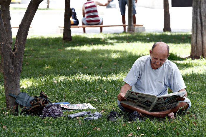 Σε κλοιό καύσωνα η χώρα με θερμοκρασίες κοντά στους 40 βαθμούς