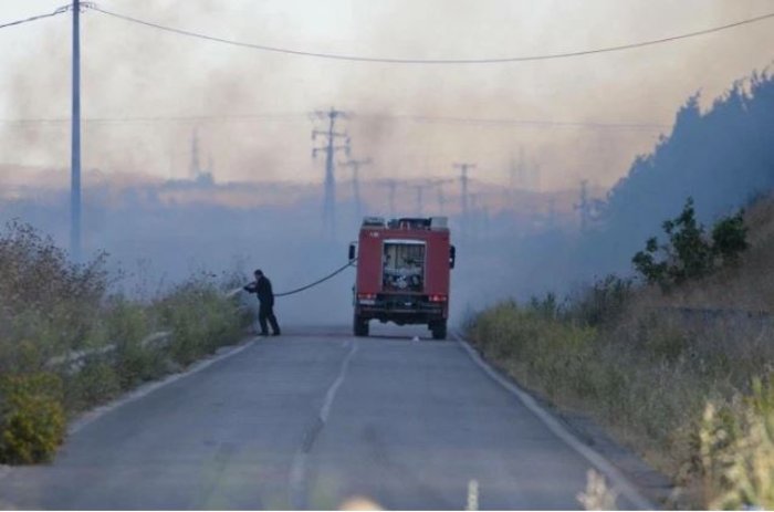 Μεγάλη πυρκαγιά σε εργοστάσιο ελαστικών στη Λάρισα