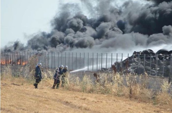 Μεγάλη πυρκαγιά σε εργοστάσιο ελαστικών στη Λάρισα - εικόνα 2