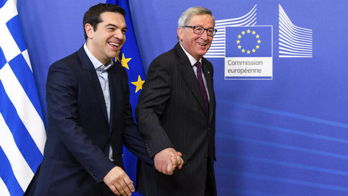 Οι χίλιες και μία αγκαλιές του κ. Γιούνκερ: Από τον Καραμανλή στον Τσίπρα