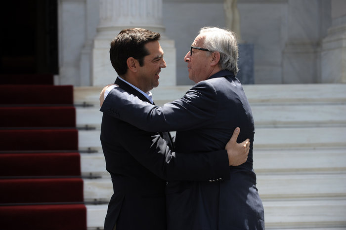 Οι χίλιες και μία αγκαλιές του κ. Γιούνκερ: Από τον Καραμανλή στον Τσίπρα - εικόνα 2